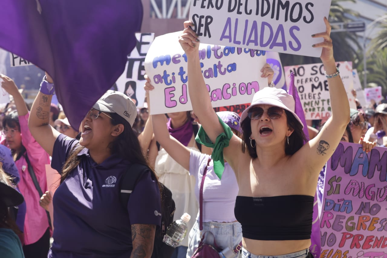 Decenas de Miles de Féminas, Marcharon en México por el Día Internacional de la Mujer