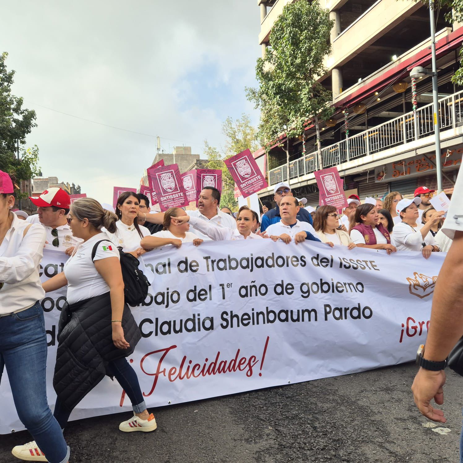 La Dra. Norma Liliana Rodríguez Argüelles, líder del SNTISSSTE, encabezó el contingente de sus representados.