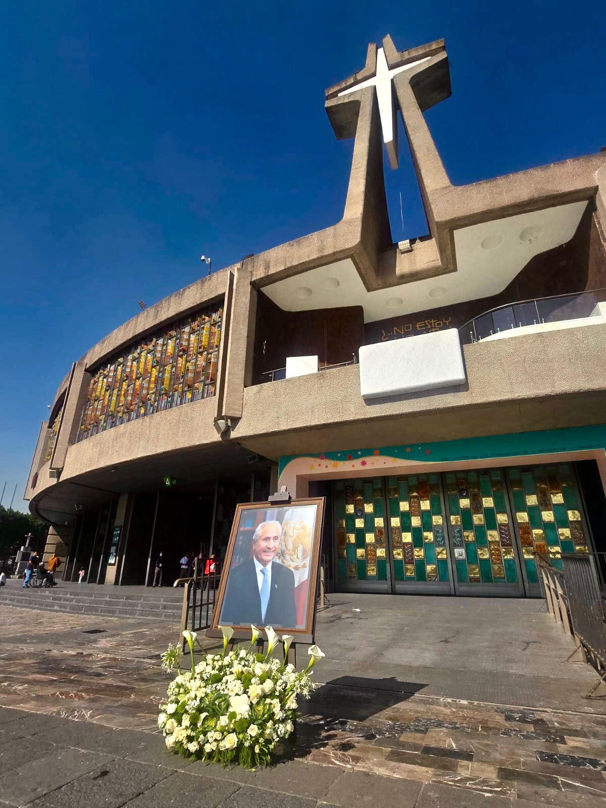 Fotografía del Lic. Joel Ayala fue colocada en atrio de la Básilica de Guadalupe.