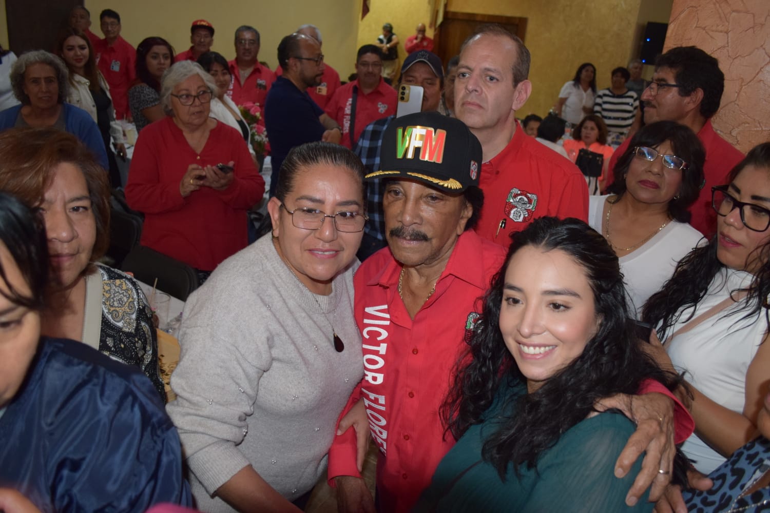El líder nacional del STFRM, Don Víctor Flores, festejó a las mamás ferrocarrileras.