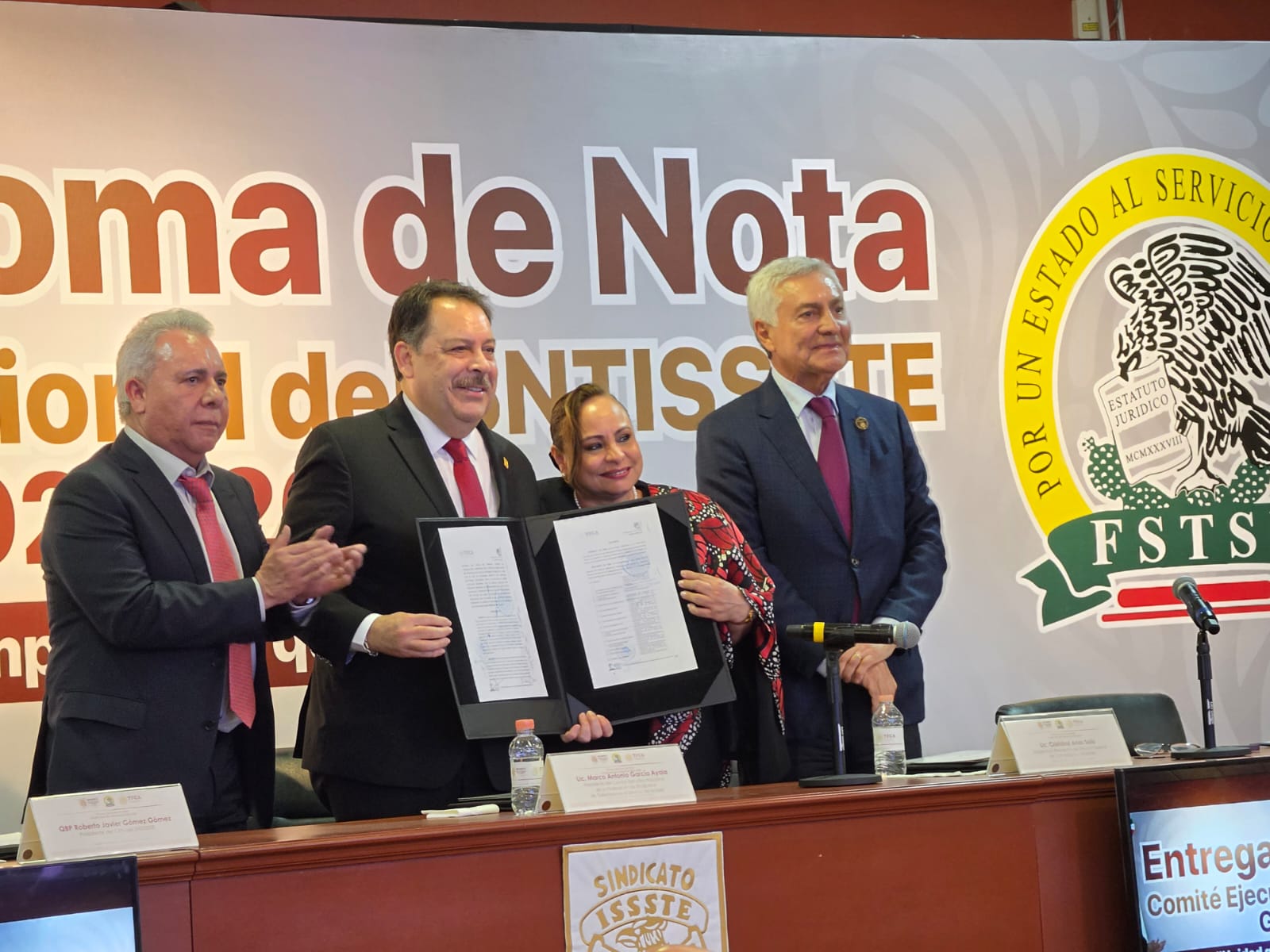 Entrega TFCyA, Toma de Nota a Roberto Gómez Gómez, Nuevo Presidente del SNTISSSTE