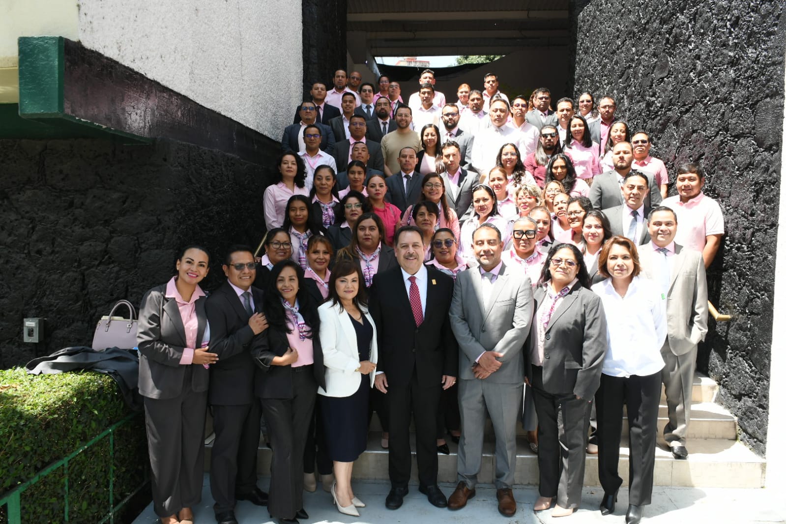 La dirigencia nacional del SNTISSSTE y los integrantes de la nueva sección 49.