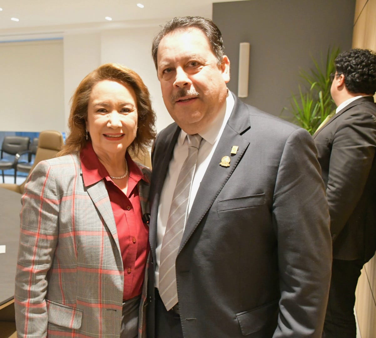 La Ministra Yazmín Esquivel y el químico Roberto Javier Gómez, líderl del SNTISSSTE.
